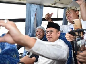 Jamaah Batal Tidur di Bus Setelah Tahu Teman Duduknya Adalah Menag Jamaah Batal Tidur di Bus Setelah Tahu Teman Duduknya Adalah Menag