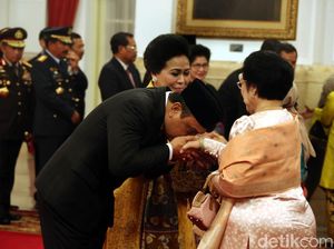 Saat MenPAN-RB Syafruddin Cium Tangan Megawati