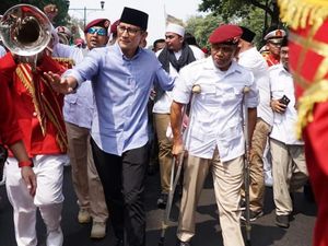 7 Gaya Sandiaga Uno Pakai Sneakers Lokal, dari Blusukan Sampai Olahraga