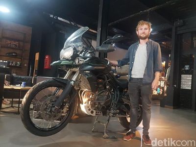 Bule Irlandia Naik Motor Sampai Indonesia