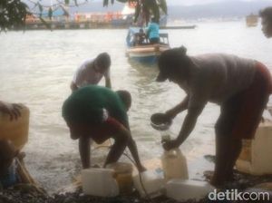 Minyak Tanah Juga Tumpah di Pantai Ambon, Warga Bawa Jeriken Minyak Tanah Juga Tumpah di Pantai Ambon, Warga Bawa Jeriken