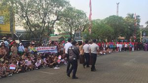 Semangat Anak-anak Sambut Kirab Obor Asian Games di Kramat Jati