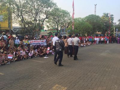 Semangat Anak-anak Sambut Kirab Obor Asian Games di Kramat Jati