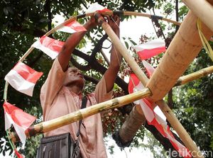 Agustusan Vibes! Begini Proses Pembuatan Batang Panjat Pinang