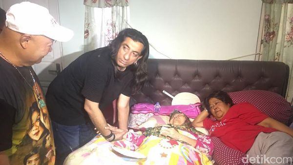 Kemesraan Bintang Si Doel dengan Mak Nyak