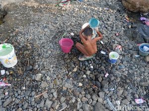 Kekeringan, Warga di Banjarnegara Mandi dan Cuci di Sungai Keruh