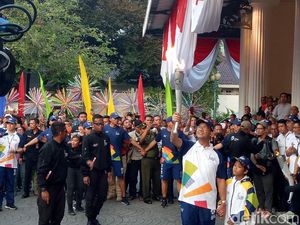Terima Obor Asian Games, Anies Keliling Balai Kota
