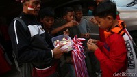 Ada juga yang memakai syal Persija.