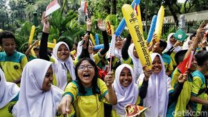 Antusiasnya Anak-anak Saksikan Pawai Obor Asian Games 2018