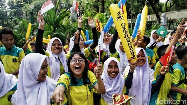 Antusiasnya Anak-anak Saksikan Pawai Obor Asian Games 2018