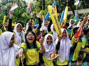 Antusiasnya Anak-anak Saksikan Pawai Obor Asian Games 2018