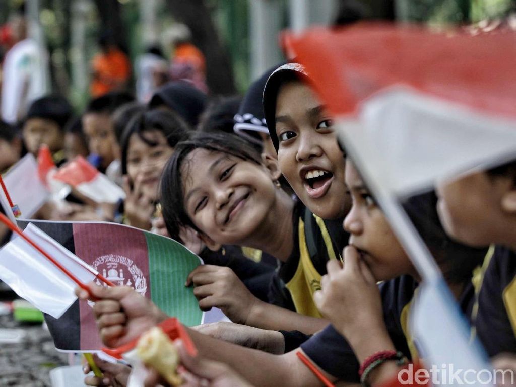 Anak-Anak Bagai Bayang-Bayang Kehidupan Anak-Anak Bagai Bayang-Bayang Kehidupan