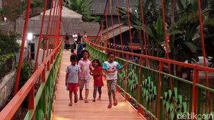 Foto: Saat Warga Menjajal Pengganti Jembatan Indiana Jones