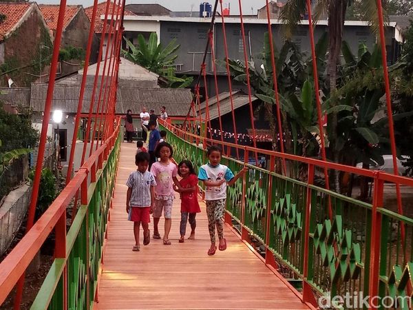 Foto: Saat Warga Menjajal Pengganti Jembatan Indiana Jones