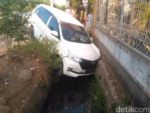 Hindari Pemotor, Mobil Xenia Nyungsep ke Selokan