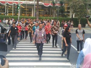 Sapa Warga di Thamrin, Anies Bagikan Peta Transportasi Jakarta