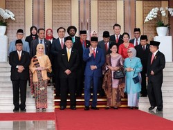 Jokowi Ditodong Foto Bareng Karyawan DPR di Sela Sidang Tahunan
