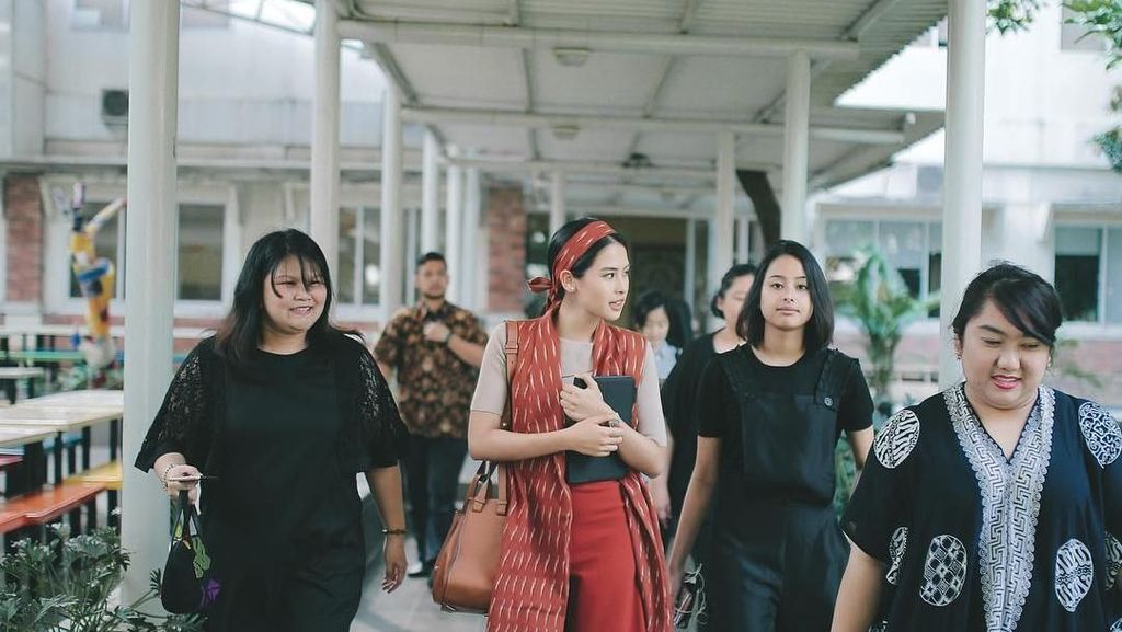 5 Ide Gaya Selebriti Indonesia Tampil Modis dengan Baju Merah Putih