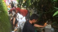 Riuhnya Warga Berebut Bocoran Avtur di Kali Taheng Ambon