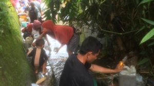Riuhnya Warga Berebut Bocoran Avtur di Kali Taheng Ambon