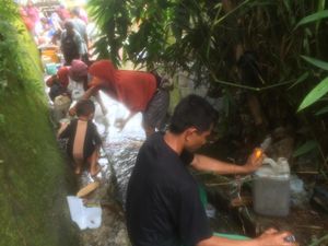 Riuhnya Warga Berebut Bocoran Avtur di Kali Taheng Ambon