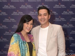 Ardina Rasti Baca Surat Pendek di Pengajian 7 Bulanan