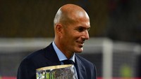 Zinedine Zidane jelas tak boleh dilupakan. Dia adalah aktor utama kemenangan Prancis di Piala Dunia 1998. Zidane juga mencatatkan diri sebagai salah satu pelatih terbaik dan tersukses di dunia, usai mengantarkan Real Madrid memenangi tiga titel Liga Champions beruntun. Belum pernah ada pelatih yang mencatatkan prestasi ini sebelumnya. (Foto: Dan Mullan/Getty Images)