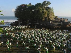 Melihat Persiapan Tarian Kolosal Rejang Sandat Ratu Segara