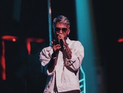 Duet Bareng Anji di HUT Transmedia ke-17, Young Lex Pakai Mahkota ala Raja
