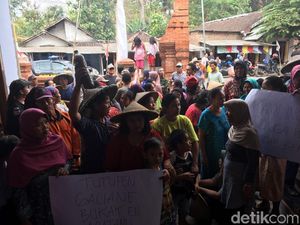 Warga Duduki Kantor Desa di Mojokerto, Tuntut Tutup Galian C