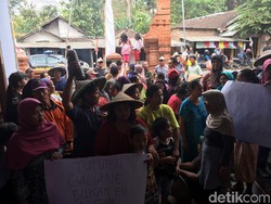 Warga Duduki Kantor Desa di Mojokerto, Tuntut Tutup Galian C