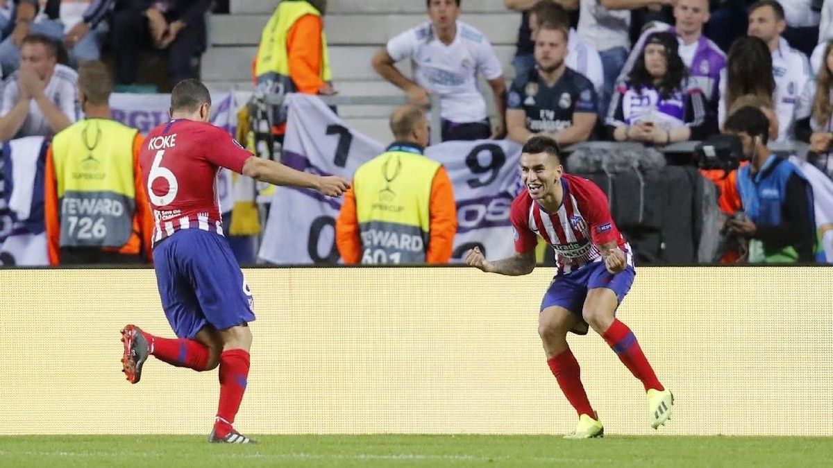 Angel Correa dan Koke merayakan gol keempat Atletico Madrid. (Foto: Maxim Shemetov/Reuters)