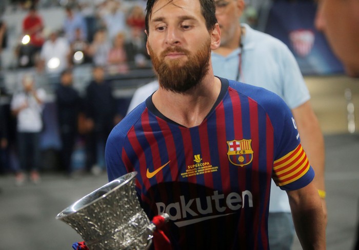Soccer Football - Spanish Super Cup - Barcelona v Sevilla - Grand Stade de Tanger, Tangier, Morocco - August 12, 2018   Barcelona's Lionel Messi celebrates with the trophy as they celebrate winning the Spanish Super Cup   REUTERS/Jon Nazca