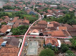 Keren! Saat Merah Putih Memayungi Seluruh Jalanan Kampung Tokyo