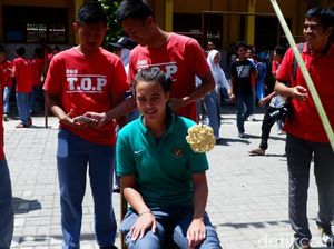 Saat Pemain Cantik Timnas U-16 Portia Fischer Lomba Makan Kerupuk Saat Pemain Cantik Timnas U-16 Portia Fischer Lomba Makan Kerupuk