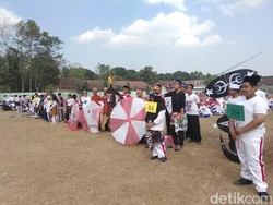 Serunya Lomba Layang-layang Pelajar Bertema Bhinneka di Malang
