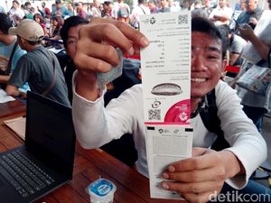 Antrean Penukaran Tiket Opening Asian Games 2018 Sempat Kacau Antrean Penukaran Tiket Opening Asian Games 2018 Sempat Kacau