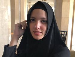 Nia Ramadhani Naik Haji, Marsha Aruan Kibarkan Merah-putih dalam Air