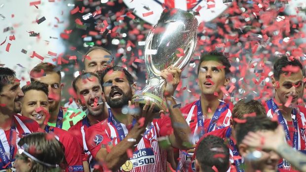 TALLINN, ESTONIA - AUGUST 15:  Diego Costa of Atletico Madrid celebrates with the trophy following the UEFA Super Cup between Real Madrid and Atletico Madrid at Lillekula Stadium on August 15, 2018 in Tallinn, Estonia.  (Photo by Alexander Hassenstein/Getty Images)