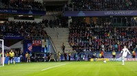 Laga babak pertama berakhir imbang 1-1. Di babak kedua, Madrid tetap inisiatif menyerang dan berbalik unggul 2-1 lewat penalti Sergio Ramos di menit ke-63. (Maxim Shemetov/REUTERS)