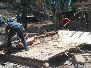 TNI-Polri Renovasi Rumah Reyot Guru Ngaji di Garut