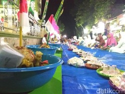 Peringati Kemerdekan RI, Warga di Demak Kirab 73 Ingkung Ayam