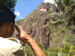 Sambut Kemerdekaan, Bendera Raksasa Dikibarkan di Atas Tebing 300 Meter
