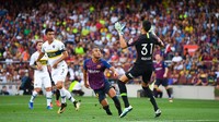 Di babak kedua, Barca menggenapkan keunggulan menjadi 3-0 di menit ke-67. Meneruskan umpan pendek Luis Suarez, Rafinha men-chip bola lewati atas kepala Andrada lalu menyelesaikan dengan sepakan dari jarak dekat ke gawang Boca. (Foto: David Ramos/Getty Images)