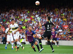 Di babak kedua, Barca menggenapkan keunggulan menjadi 3-0 di menit ke-67. Meneruskan umpan pendek Luis Suarez, Rafinha men-chip bola lewati atas kepala Andrada lalu menyelesaikan dengan sepakan dari jarak dekat ke gawang Boca. (Foto: David Ramos/Getty Images)