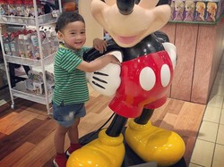 5 Artis Ini Akrab dengan Pengasuh Anaknya