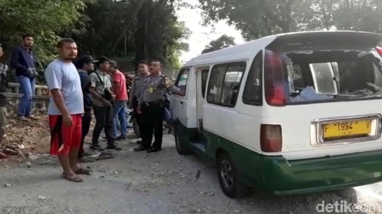 Pelajar Rusak Angkot di Sukabumi, 1 Orang Luka Bacokan Celurit