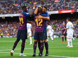 Rafinha merayakan golnya dengan Luis Suarez dan Ousmane Dembele. (Foto: David Ramos/Getty Images)