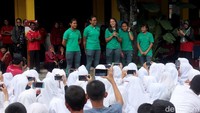Kemeriahan lomba perayaan hari kemerdekaan juga dirasakan pemain Tim Nasional sepakbola putri U-16. Mereka beradu makan kerupuk bersama siswa SMKN 2 Bawang, Banjarnegara, Kamis (16/8/2018).