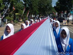 Ribuan Pelajar Ramai-ramai Bentangkan Bendera Merah Putih 1.000 Meter
